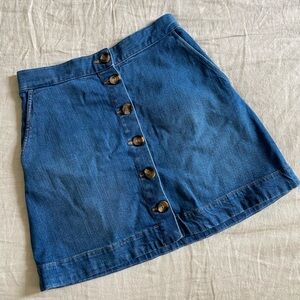 Buttoned denim skirt